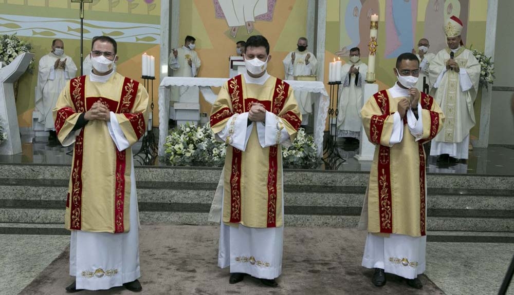 Foto de Ordenação Diaconal dos seminaristas Flávio, Rafael e Felipe