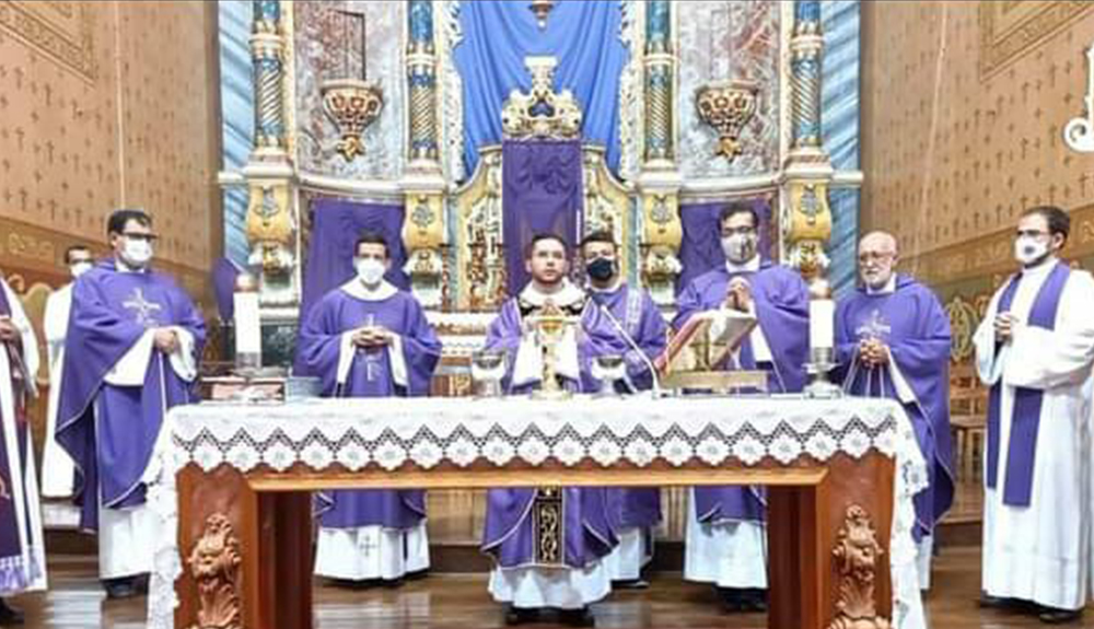 Notícia: Paróquia São Bento, de Itapecerica, se alegra com a ordenação de mais um sacerdote, filho de suas terras abençoadas