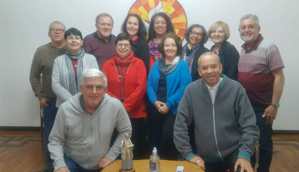 Foto de Membros do grupo “Fica Conosco Senhor” realizaram uma visita ao Bispo de Divinópolis