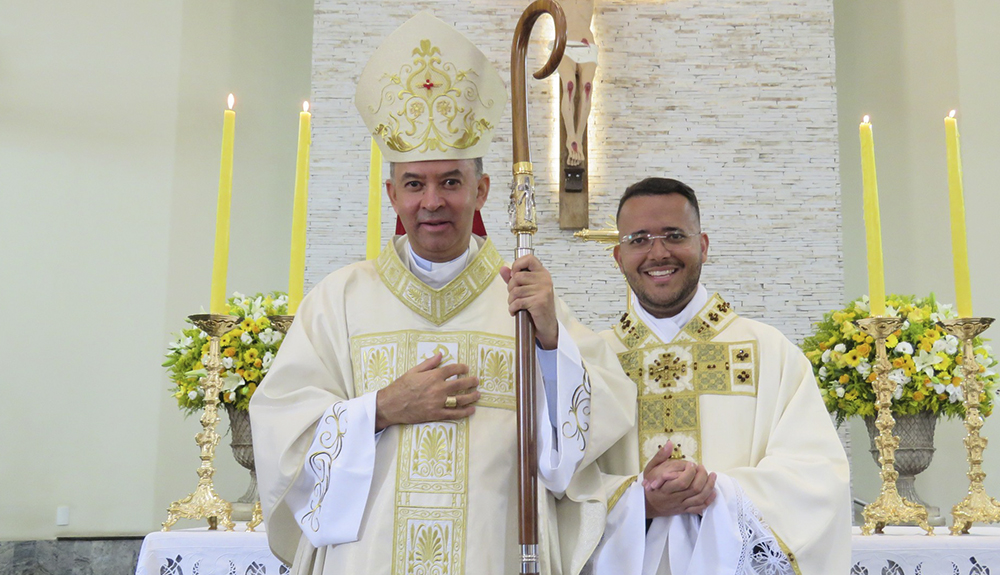 Notícia: Por imposição das mãos de Dom José Carlos, Diácono Guilherme Henrique foi ordenado Presbítero