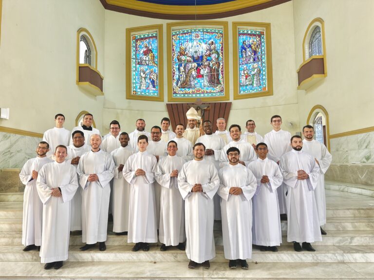Foto de Seminaristas da etapa teológica são admitidos às Ordens Sacras e recebem Ministérios de Leitor e Acólito