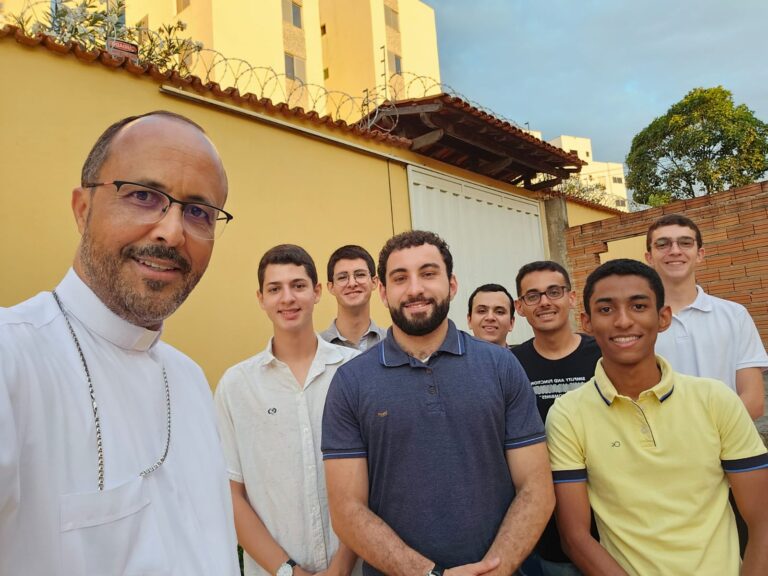 Foto de Dom Geovane visita seminário propedêutico, em Itaúna