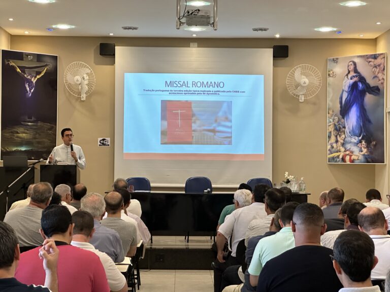 Foto de Padres, diáconos e seminaristas participam de formação sobre a nova tradução do missal romano