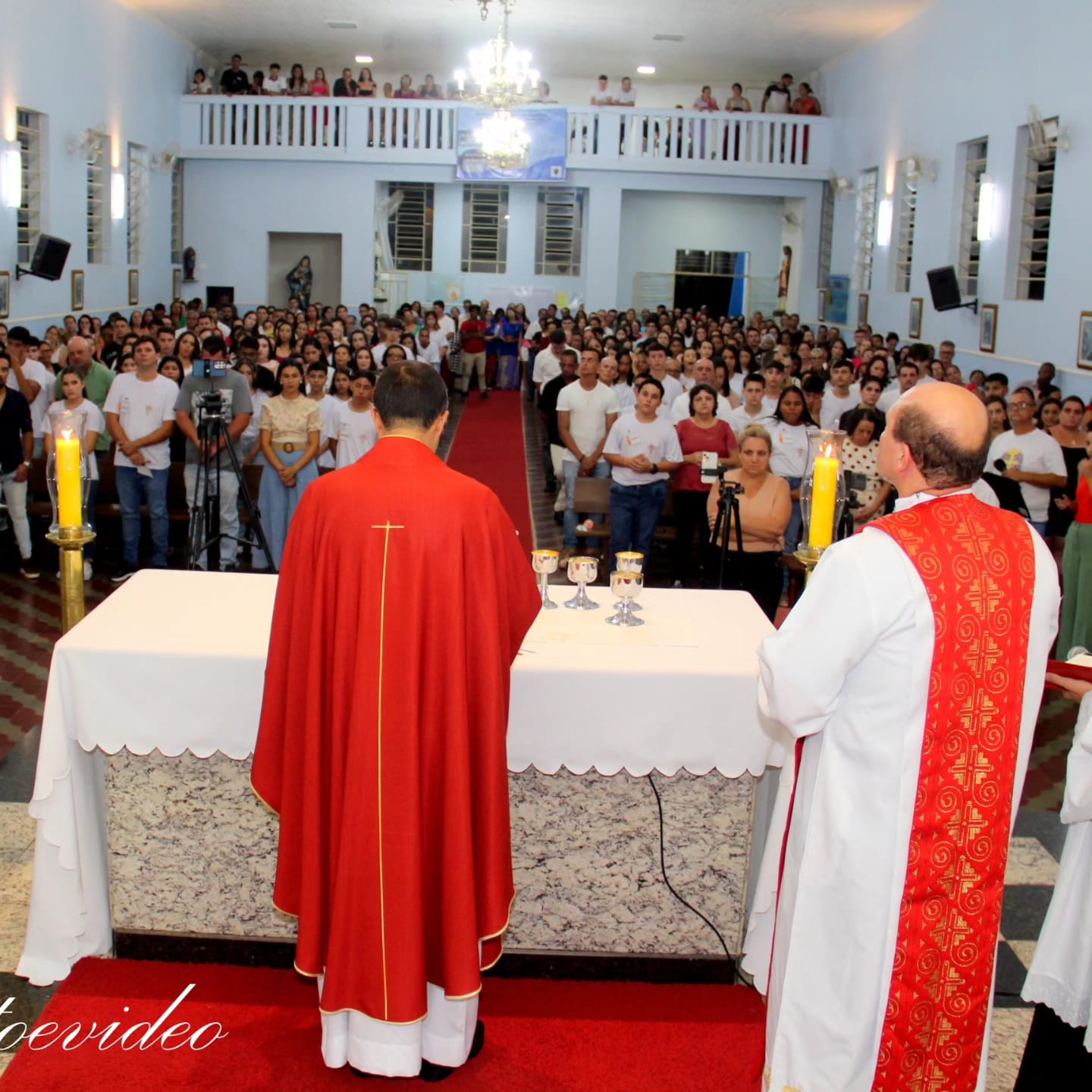 Foto de Jovens recebem o sacramento da Crisma, em São Gonçalo do Pará por Dom Geovane Luís.