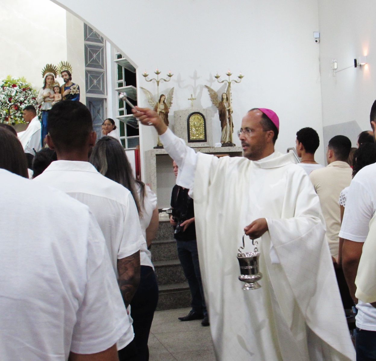 Foto de Dom Geovane preside missa na Paróquia Sagrada Família, em Divinópolis