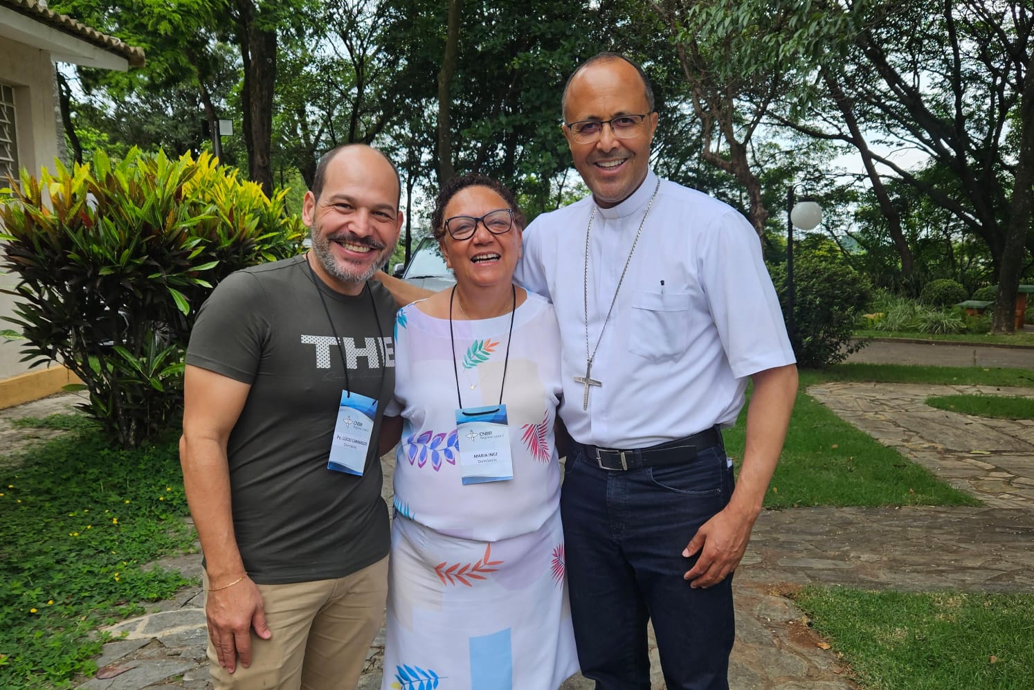 Foto de Dom Geovane Luís, Padre Lúcio e Maria Inês participam da Assembleia do CONSER, em Belo Horizonte