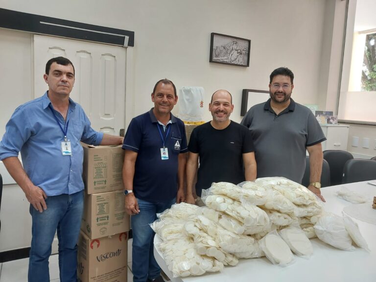 Foto de Diocese recebe doação de 159 mil hóstias da APAC Itaúna