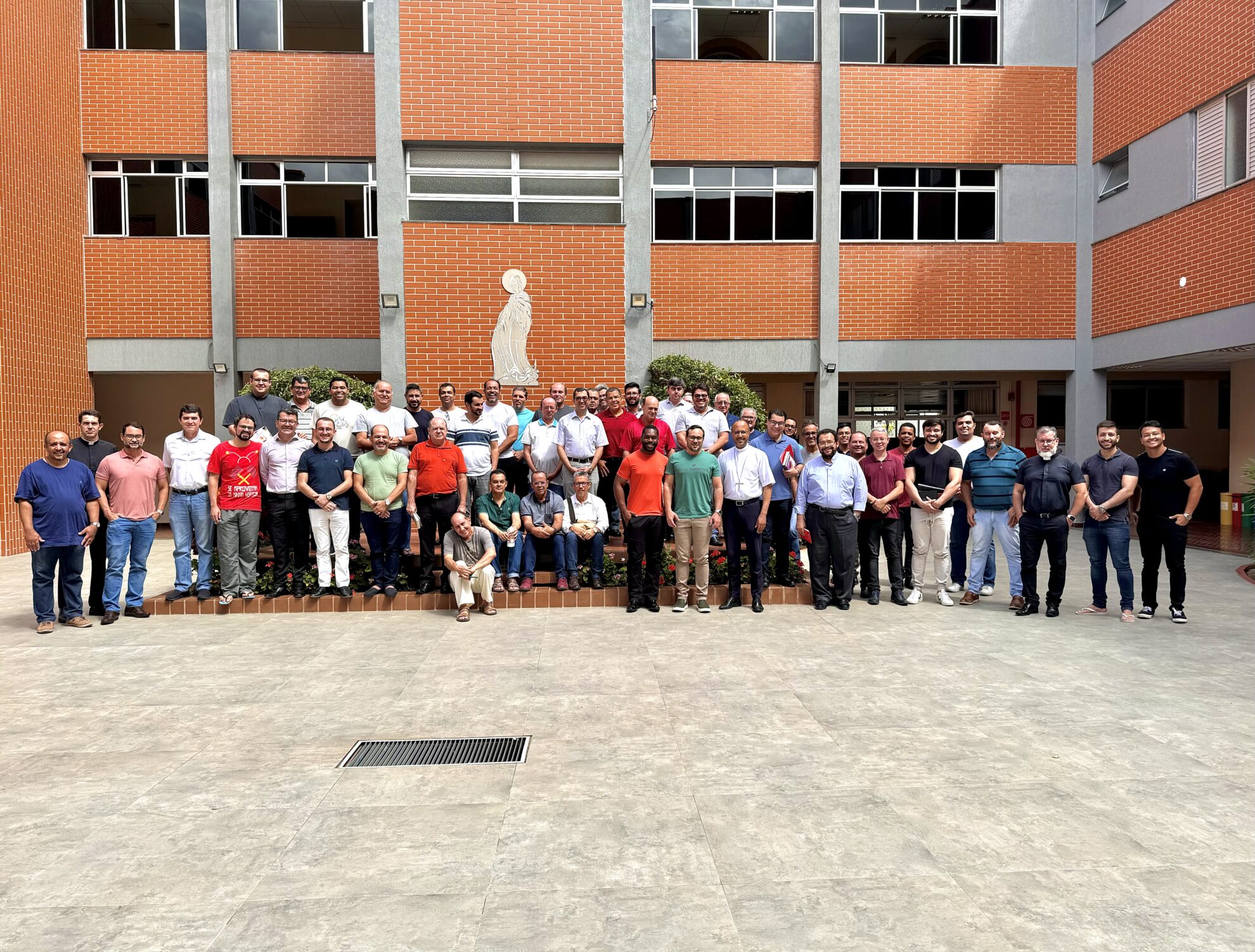 Notícia: Clero diocesano de Divinópolis participa de encontro de atualização, em Belo Horizonte