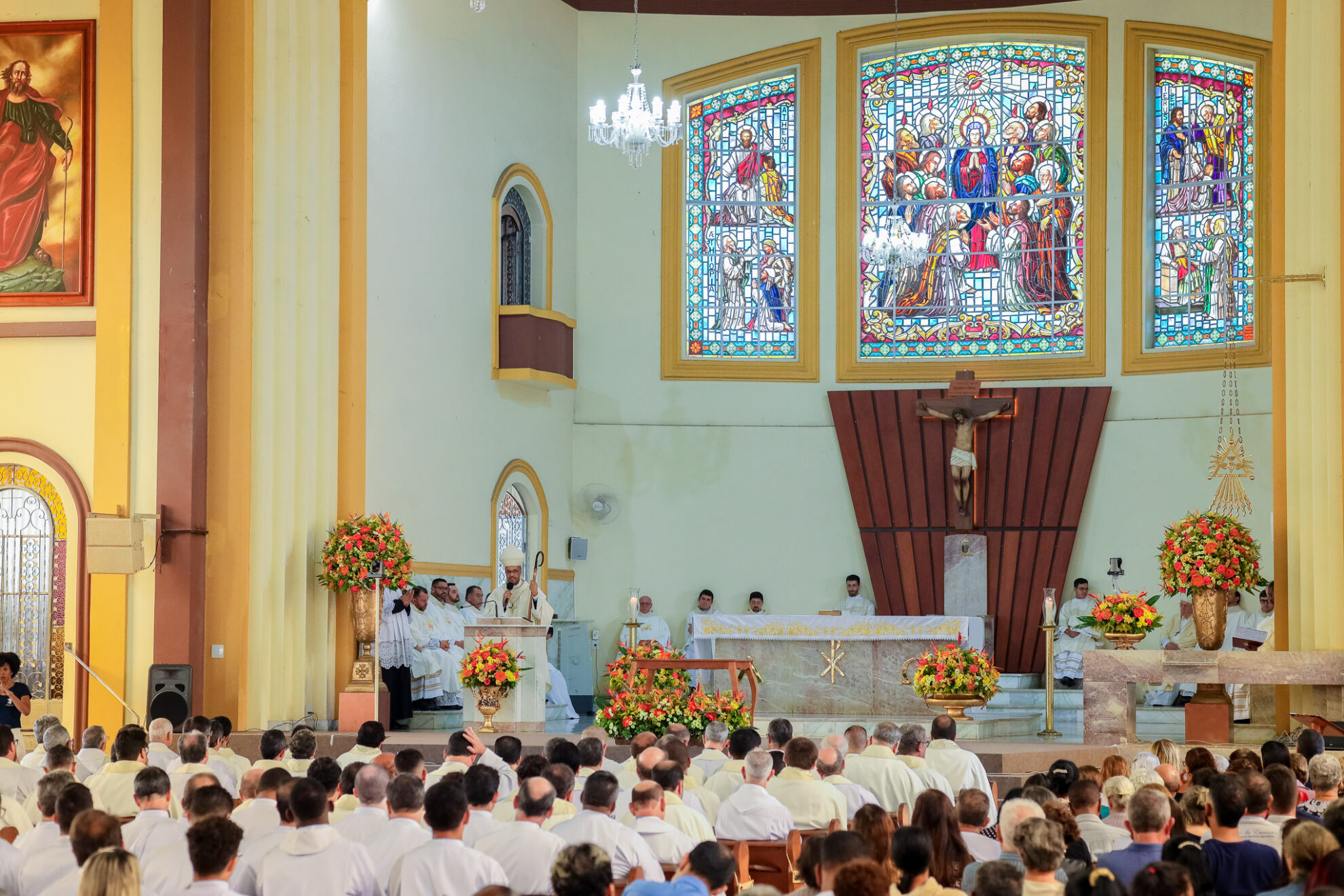 Notícia: Dom Geovane Luís preside, pela primeira vez, a missa do Crisma e da Unidade na Catedral de Divinópolis