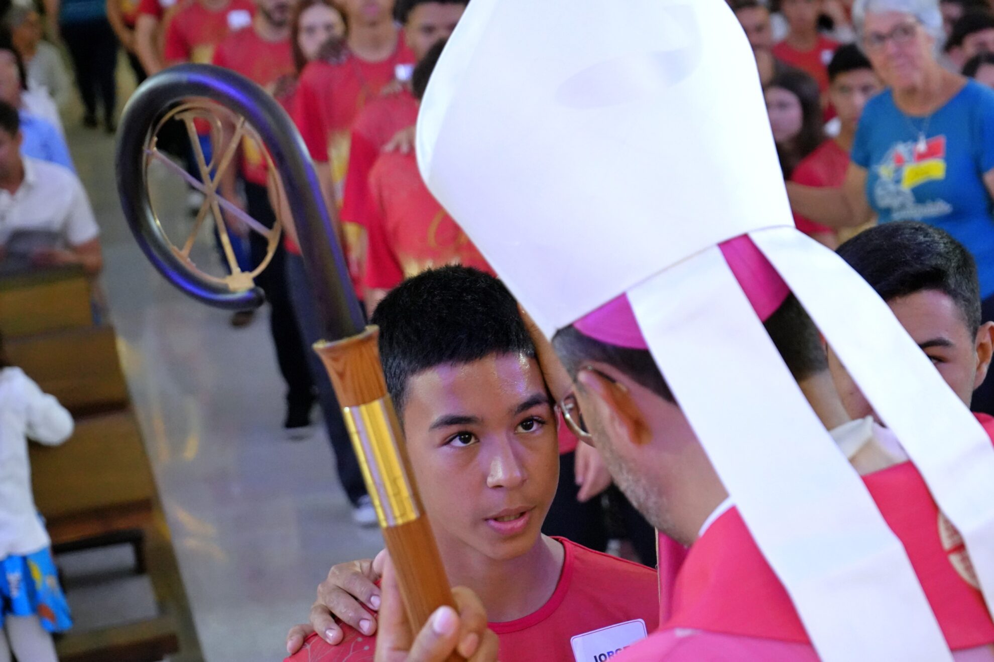 Foto de Jovens recebem o sacramento da Crisma, em Pará de Minas, na Matriz de Nossa Senhora da Piedade por Dom Geovane Luís.