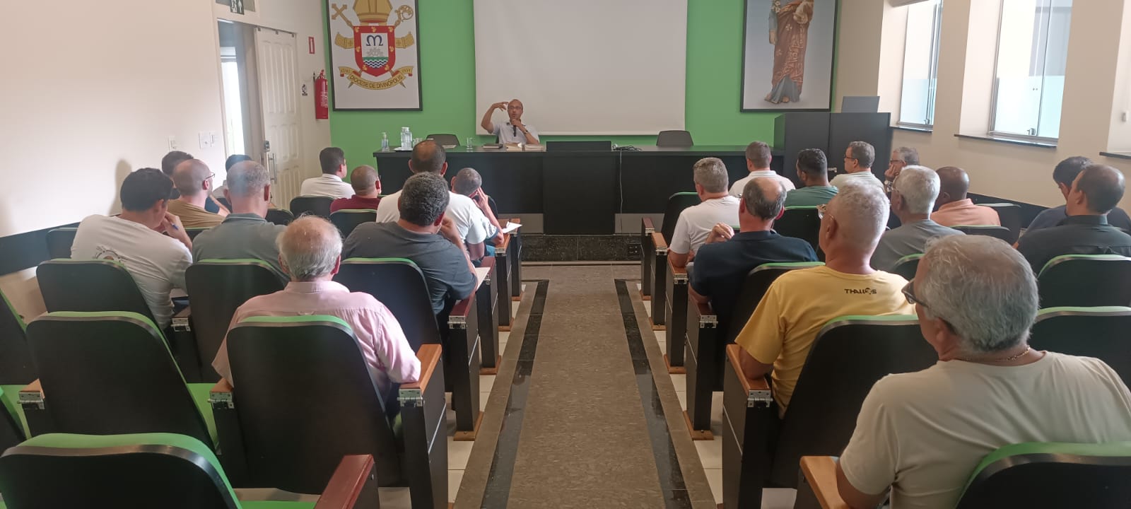 Foto de 1⁰ Encontro dos Diáconos Permanentes da Diocese de Divinópolis, após as ordenações diaconais