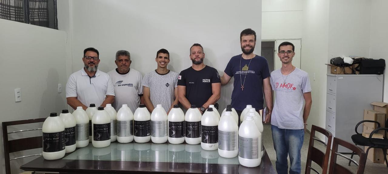 Notícia: Pastoral Carcerária da Diocese de Divinópolis realiza entrega de shampoo e condicionador ao Presídio Floramar