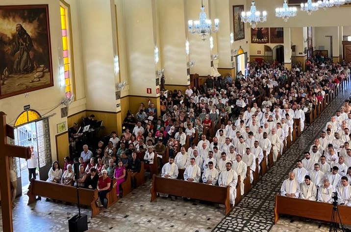 Notícia: Cerca de 80 padres renovaram as promessas da ordenação na Missa da Unidade
