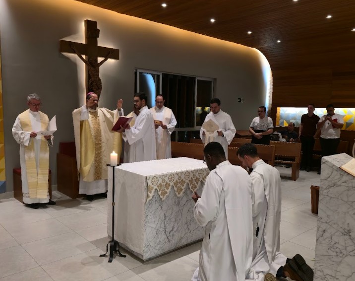 Foto de Seminaristas recebem ministério de acólito em preparação para o sacerdócio