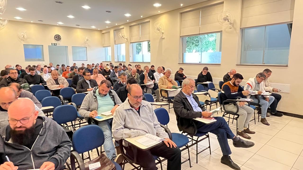 Foto de Clero se reúne e recebe orientações sobre o sacramento do Batismo