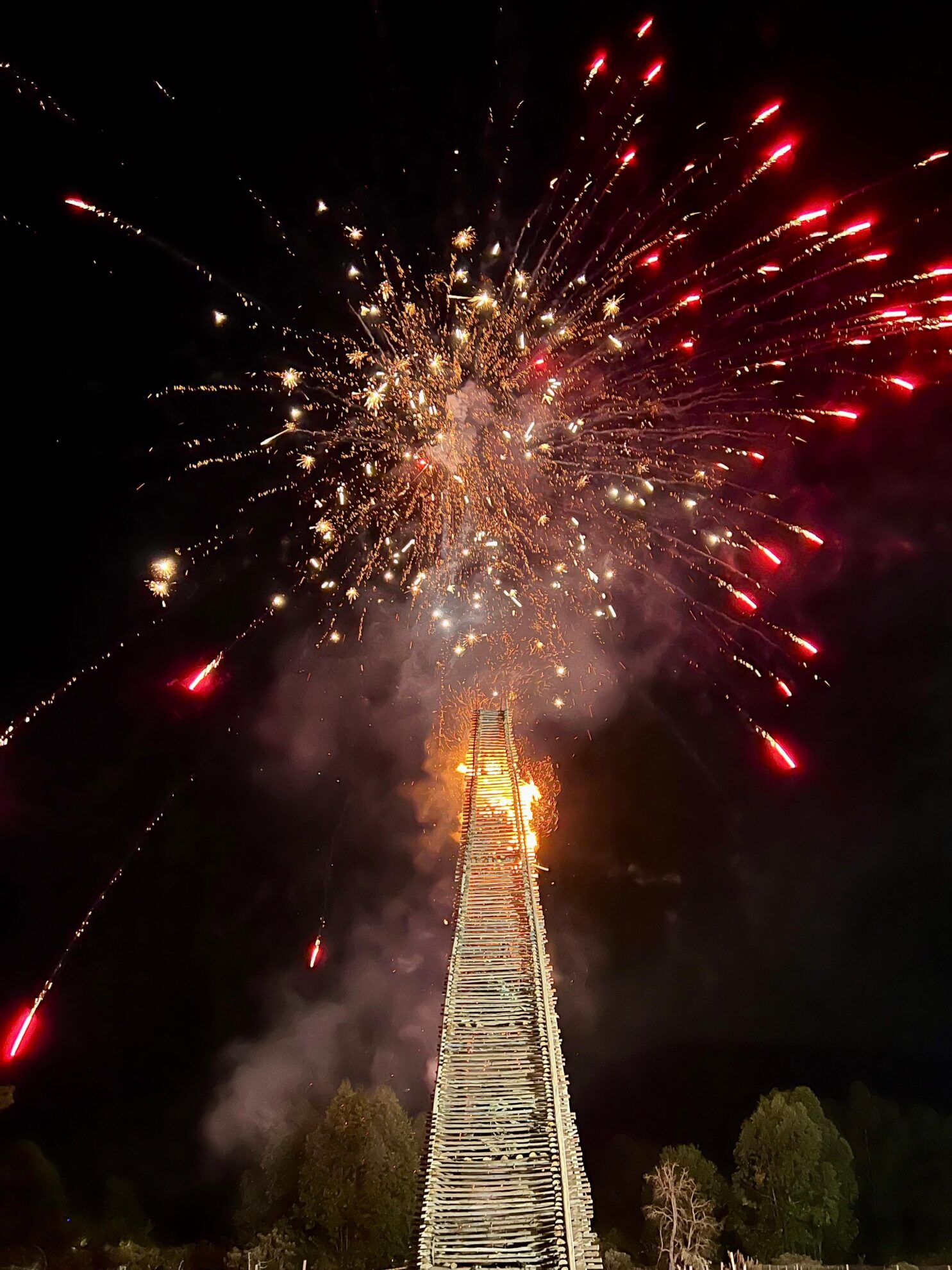 Foto de Tradicional fogueira de Estivas reafirma tradição na festa de São João Batista em Carmo do Cajuru