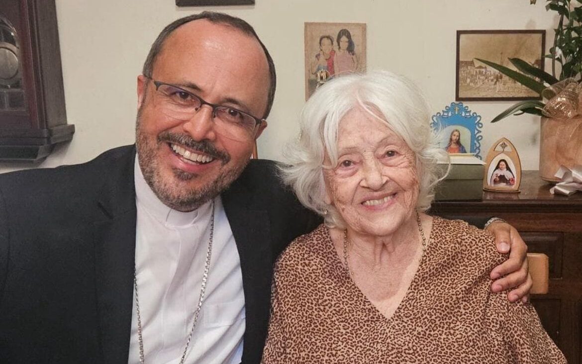 Foto de Adélia Prado recebe benção enviada pelo papa Leão das mãos do bispo Dom Geovane