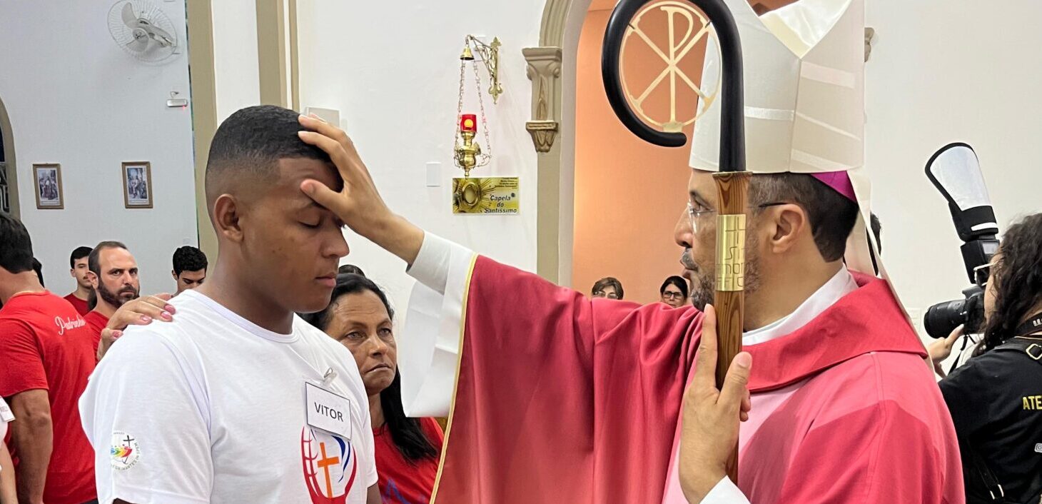 Foto de Dom Geovane celebra Crisma em Araújos