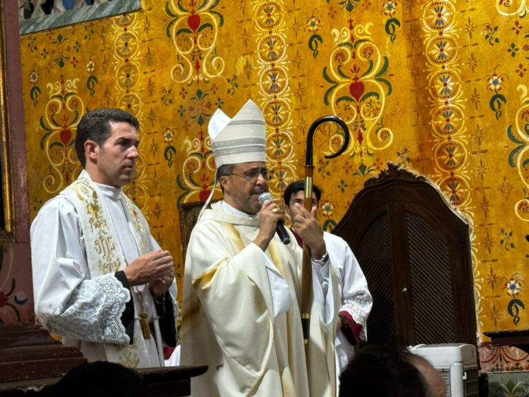Foto de Dom Geovane celebra Crisma em Itapecerica, São Gonçalo, Pará de Minas, Nova Serrana e Divinópolis