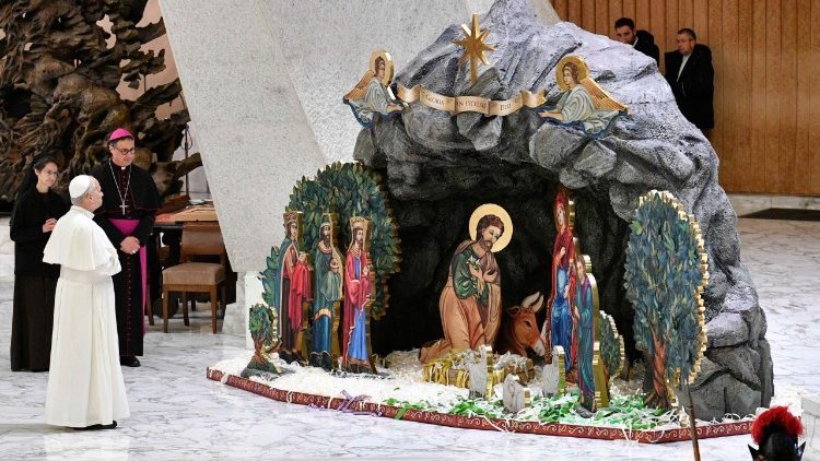 Foto de Papa: Deus se aproxima de nós ao contemplarmos o presépio e a árvore de Natal