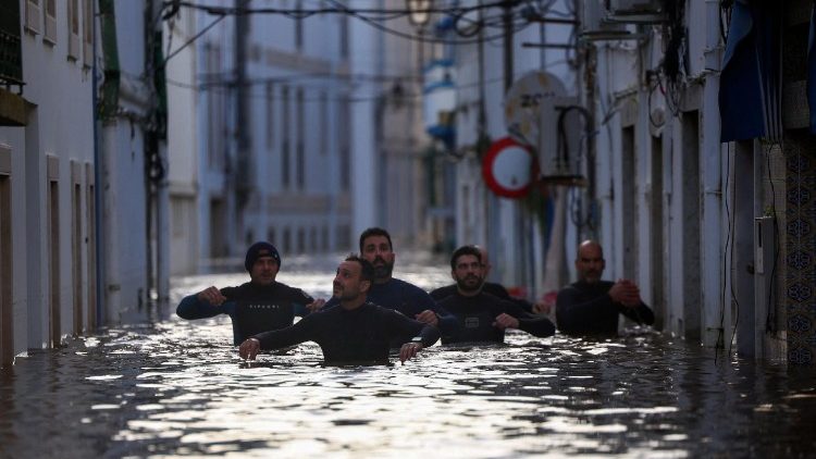 Foto de Papa reza pelos atingidos por inundações em Portugal, Espanha, Marrocos e Itália