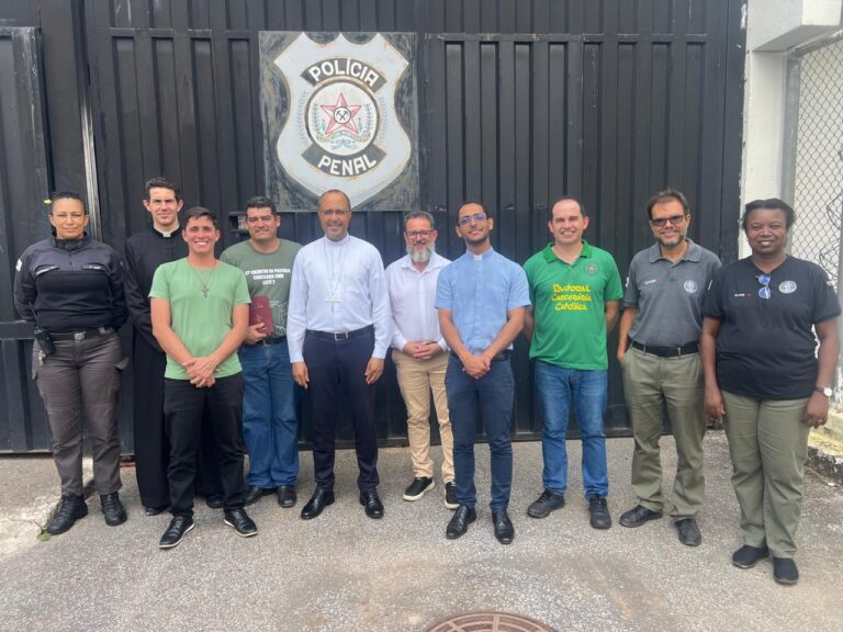 Foto de Membros da pastoral carcerária e Bispo Diocesano visitam anexo LGBT de presídio em São Joaquim de Bicas