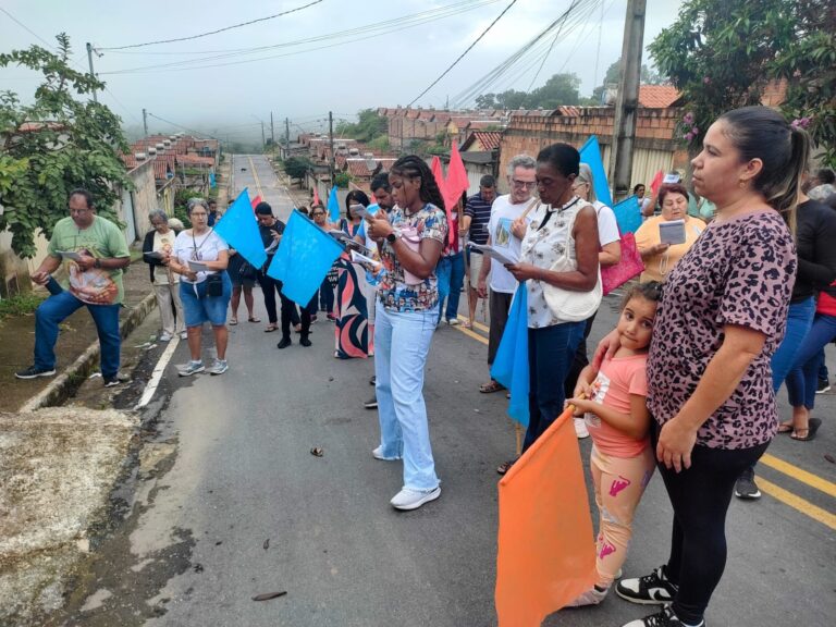 Foto de Via-sacra é realizada no Bairro Geraldo Xavier, em São José da Varginha