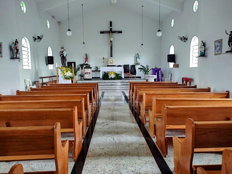 Foto de São José da Varginha vai celebrar o Padroeiro com novos bancos na Igreja