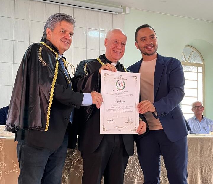 Notícia: Dom Gil toma posse na Academia Divinopolina de Letras em reunião especial em Itapecerica
