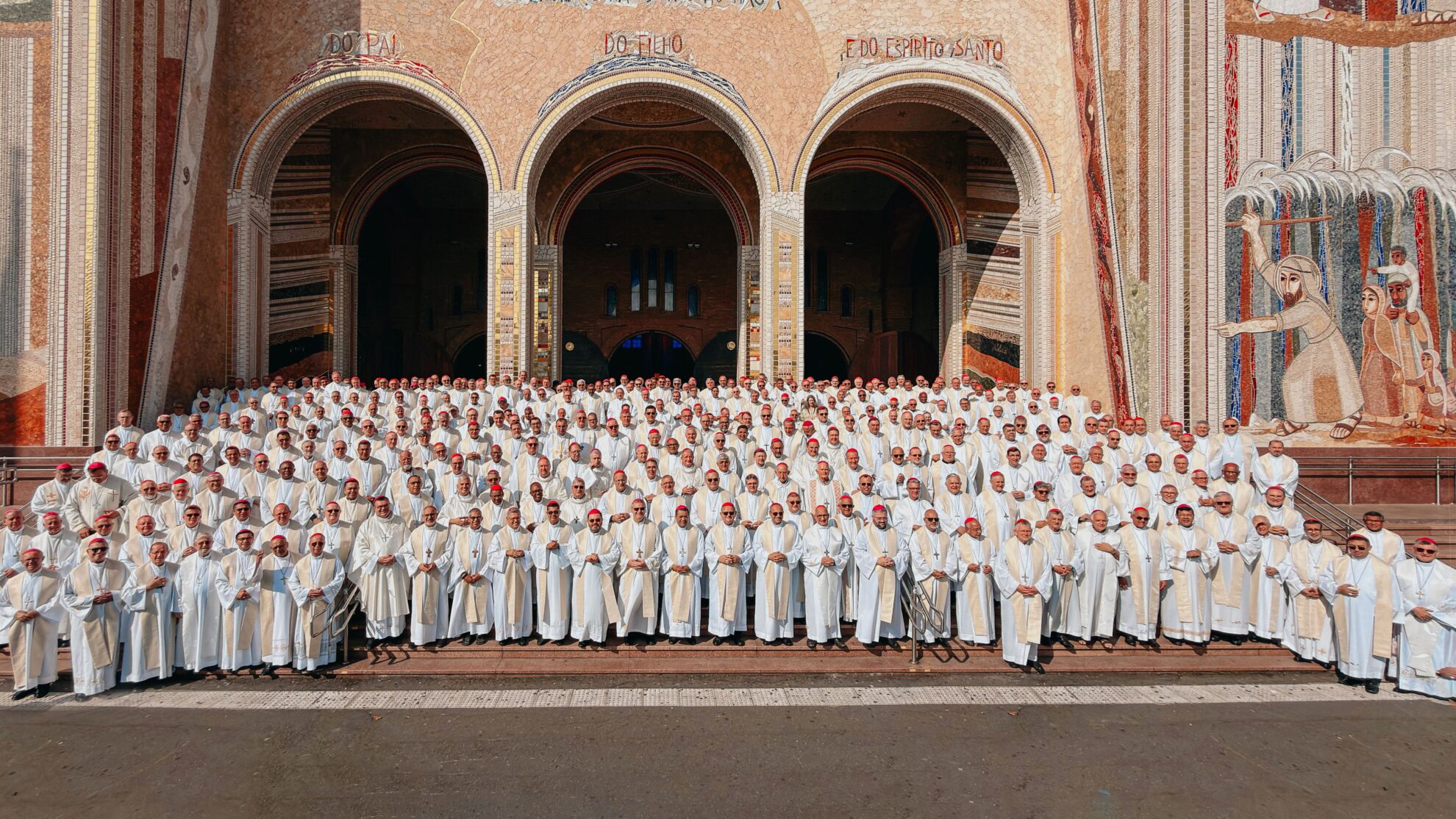 Notícia: Foto histórica mostra os bispos participantes da 62ª Assembleia Geral da CNBB