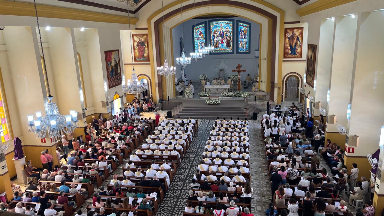 Notícia: Missa do Crisma reúne cerca de 120 padres na Catedral do Divino Espírito Santo