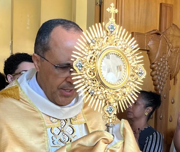Notícia: Vigília Pascal e Procissão da Ressurreição do Senhor são realizadas pelo bispo Dom Geovane na Catedral do Divino Espírito Santo