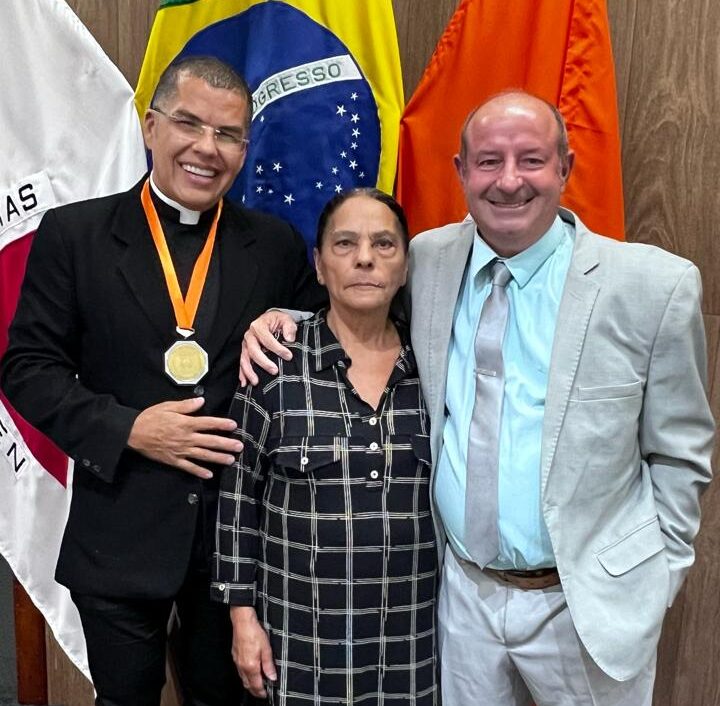 Notícia: Padre Reginaldo Martins recebe Medalha Candidés – maior honraria entregue em Divinópolis pelo Legislativo