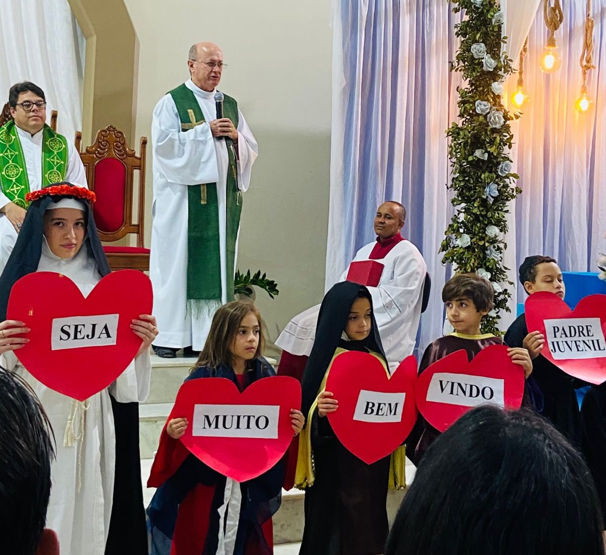 Notícia: Padre Juvenil é recebido com festa na Paróquia São Vicente de Paulo