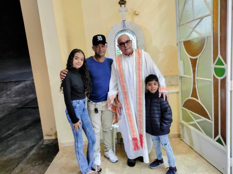 Foto de Caminhoneiro viaja 4 horas com o filho de seis anos para agradecer graça por intercessão de São Judas Tadeu