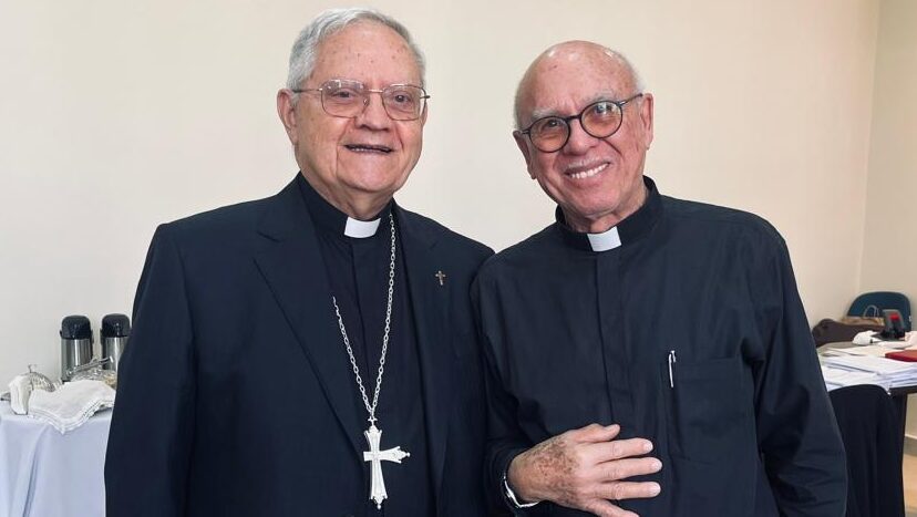 Notícia: Arcebispo emérito e atual presidente do Tribunal Eclesiástico de Brasília visita Divinópolis