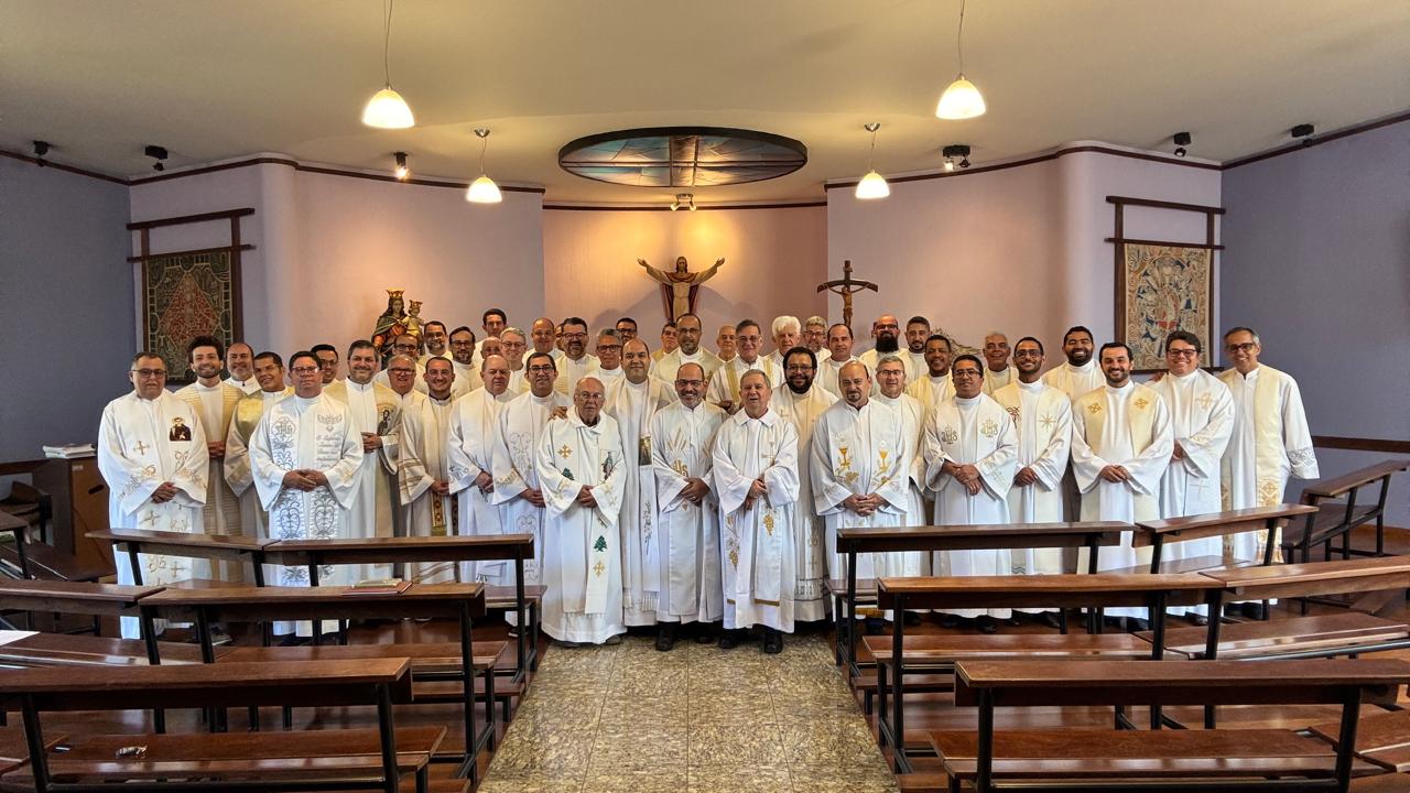 Notícia: Clero de Divinópolis participa de retiro espiritual em Cachoeira do Campo
