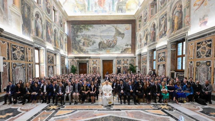 Foto de Papa: pesquisas sobre IA ajudem os governos a humanizar tecnologias digitais