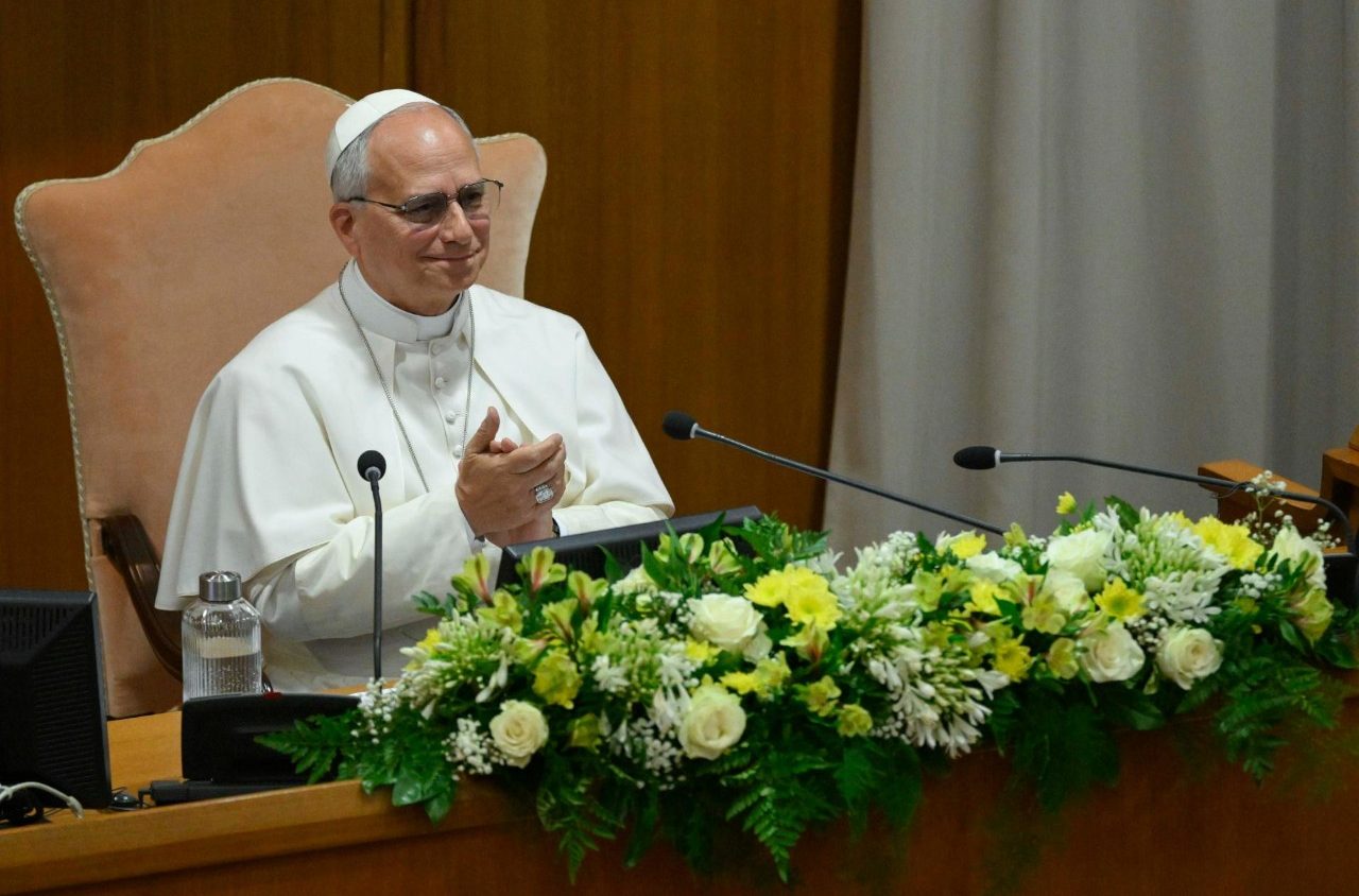 Notícia: O Papa: comunicar com “um novo olhar” e atenção na era do “caça-cliques”